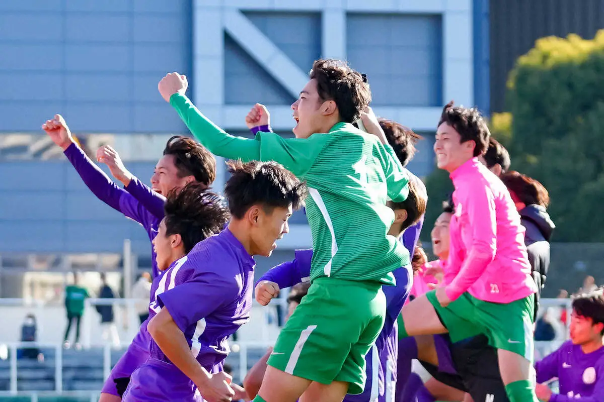 【画像・写真】＜龍谷富山・那覇西＞PK戦を制し1回戦突破を決め歓喜のGK・吉田（中央）ら龍谷富山イレブン（撮影・会津　智海）