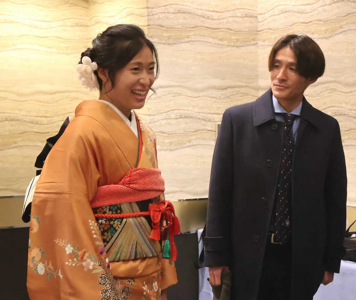 【画像・写真】長女・聖愛（左）の晴れ着姿を見つめる父・達也氏