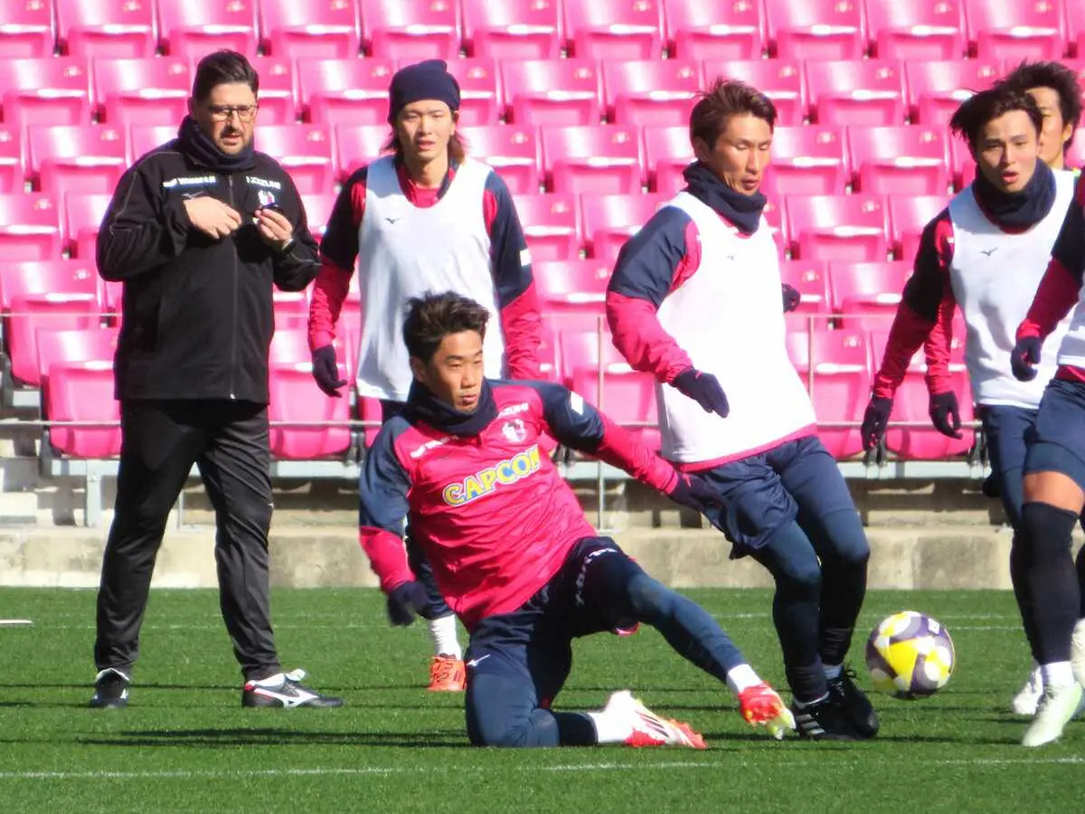 【画像・写真】C大阪が始動　パパス新監督のもとで約1時間半の練習に、香川「緊張感がある」