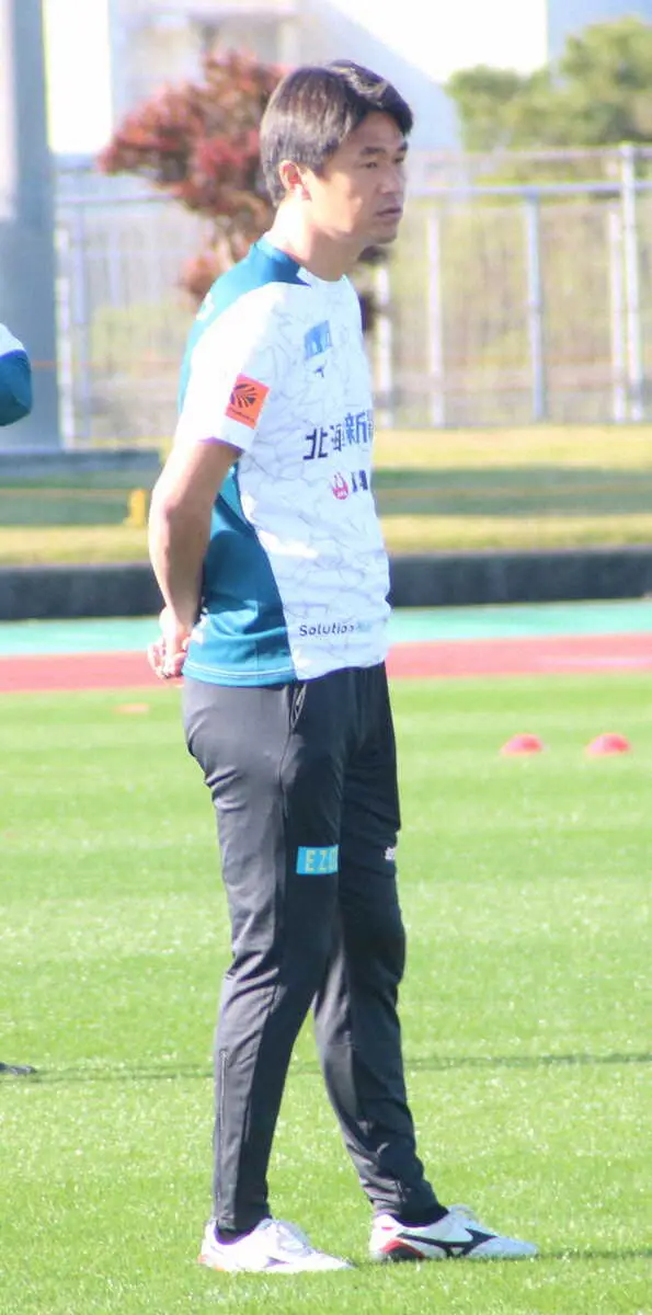 【画像・写真】練習を見守る戸川コーチ