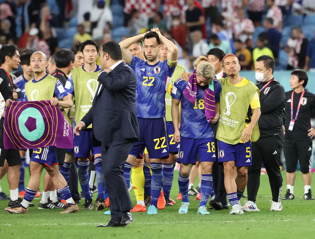 【画像・写真】22年W杯カタール大会決勝トーナメント1回戦、クロアチアにPKで破れ落胆する吉田（中央・22番）ら日本代表イレブン