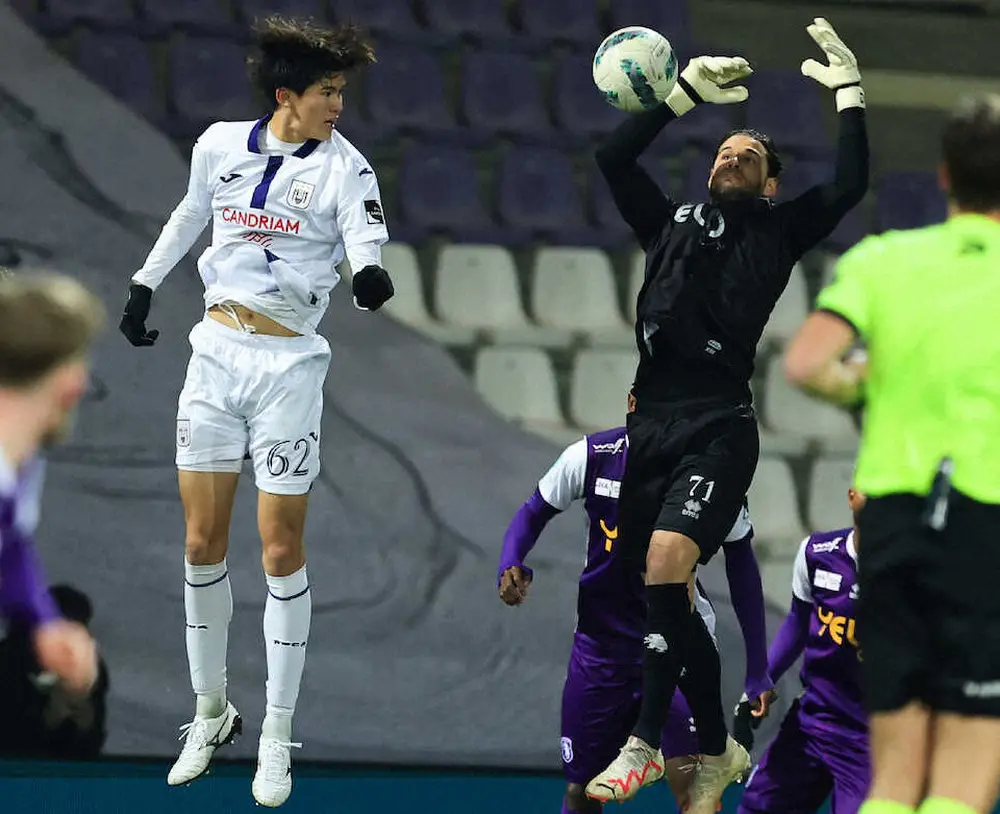 【画像・写真】アンドレレヒトでプレーする後藤啓介（左）　（ゲッティ＝共同）