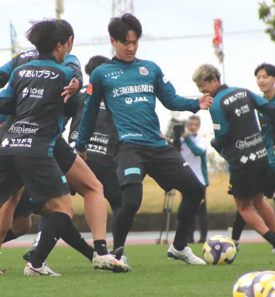 【画像・写真】随所で質の高いプレーを見せる高嶺（中央）