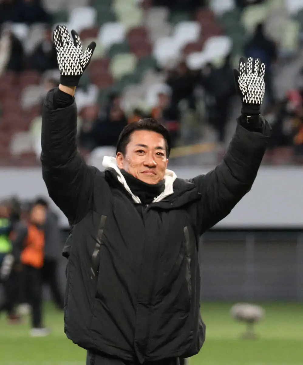 【画像・写真】＜高校サッカー　流通経大柏・東海大相模＞応援団の声援にこたえる流通経大柏の南雄太GKコーチ（撮影・西海健太郎）