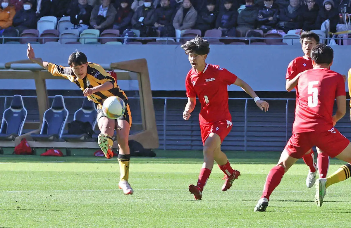 【画像・写真】＜高校サッカー　東福岡・前橋育英＞後半、この日自身2得点目のゴールを決める前橋育英・佐藤（左）（撮影・西海健太郎）