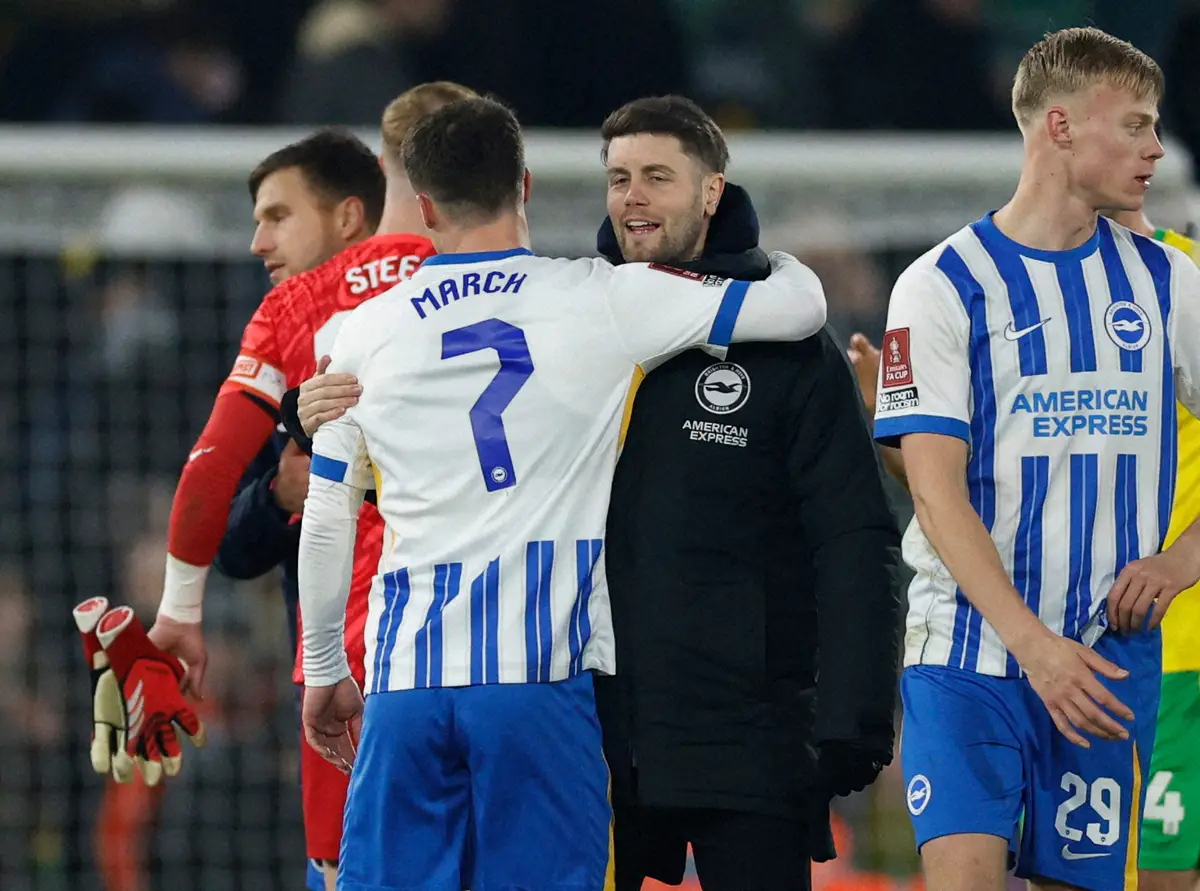 【画像・写真】＜FA杯3回戦＞試合後、ゴールを決めたマーチ（7番）を労うブライトンのヒュルツェラー監督（ロイター）