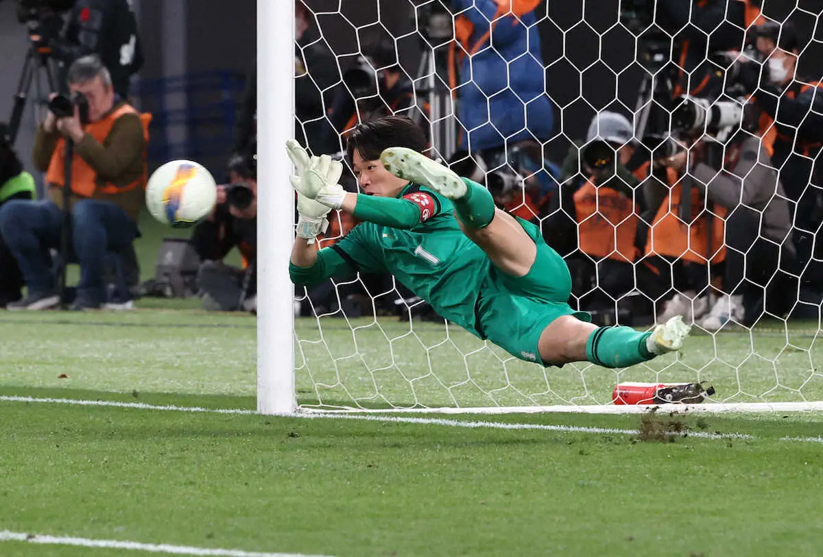 【画像・写真】＜前橋育英・流通経大柏＞PK戦で流通経大柏の10本目のPKを止める前橋育英・藤原（撮影・小海途　良幹）