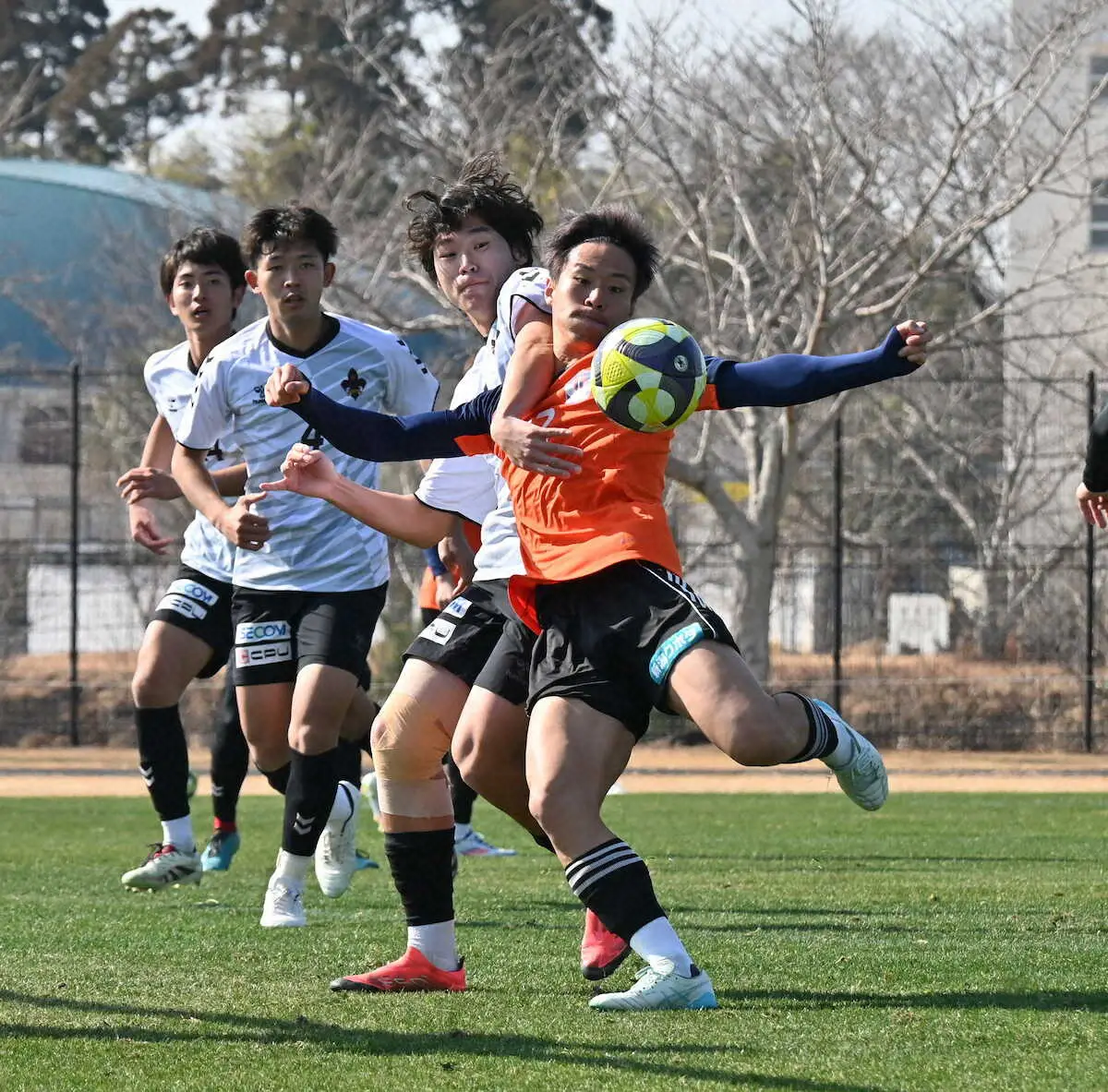 【画像・写真】シュートを狙う新潟・落合（右）