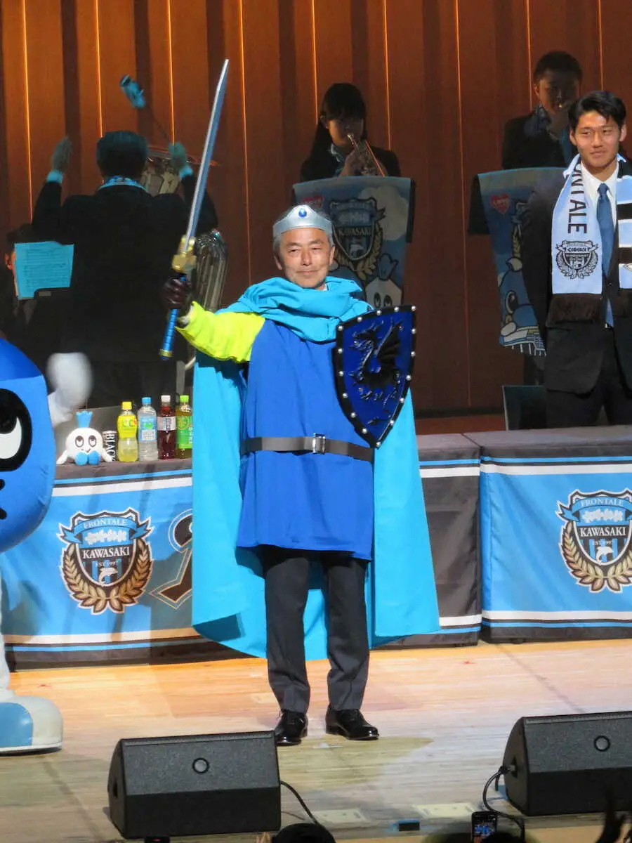 【画像・写真】川崎F・長谷部新監督　ドラクエのテーマ曲に「勇者」の衣装で登場　ファンを沸かせる