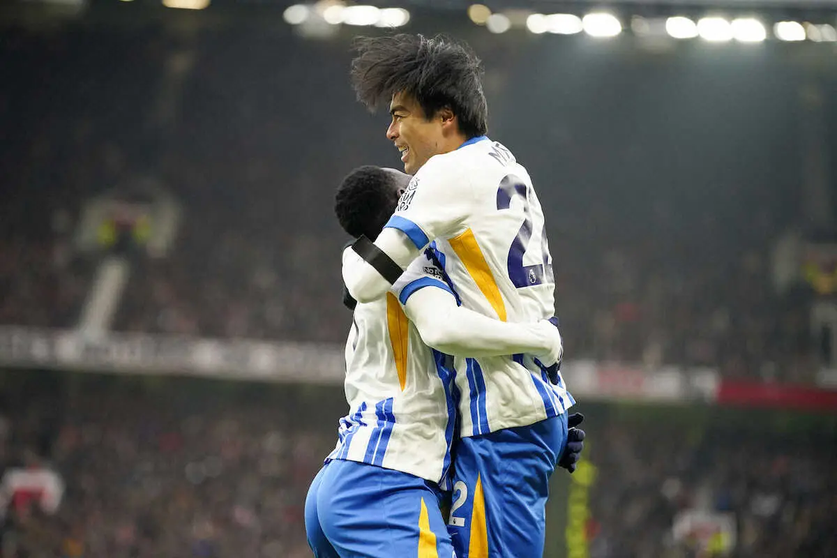 【画像・写真】＜マンチェスターU・ブライトン＞前半、先制ゴールを決めたFWミンテ（左）と抱き合って喜ぶブライトンMF三笘（AP）