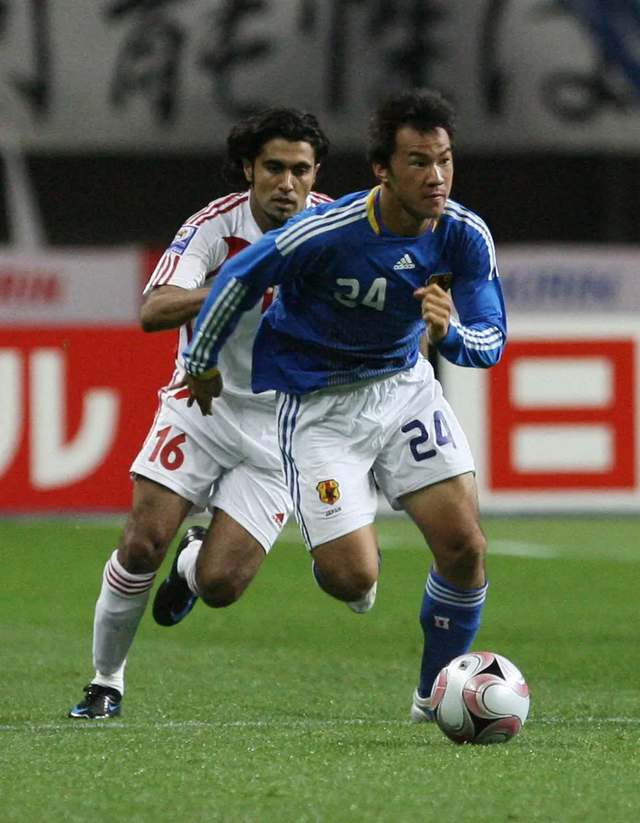 【画像・写真】08年10月のUAE戦、日本代表デビューを先発出場で飾った岡崎（手前）