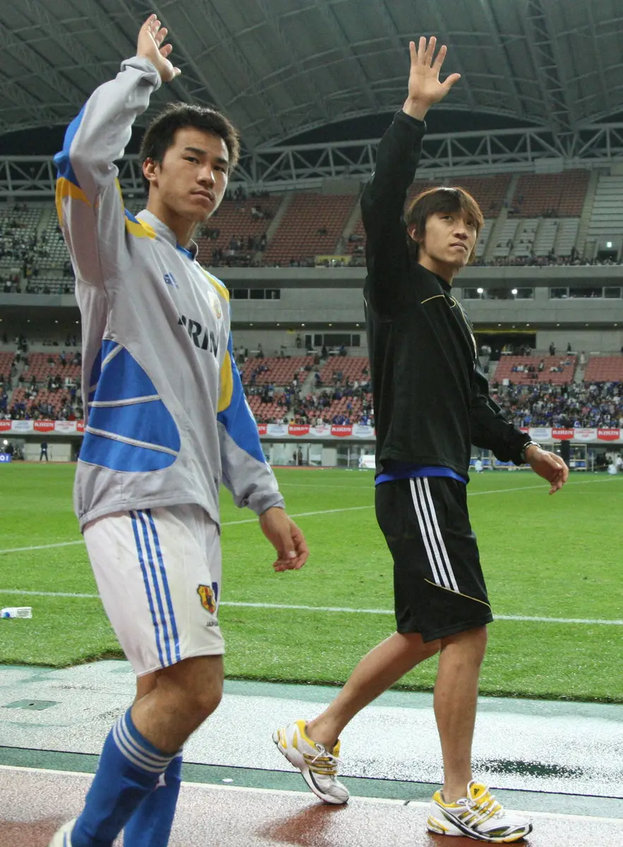 【画像・写真】08年UAE戦後、サポーターの声援に応える日本代表・岡崎慎司（左）と中村俊輔