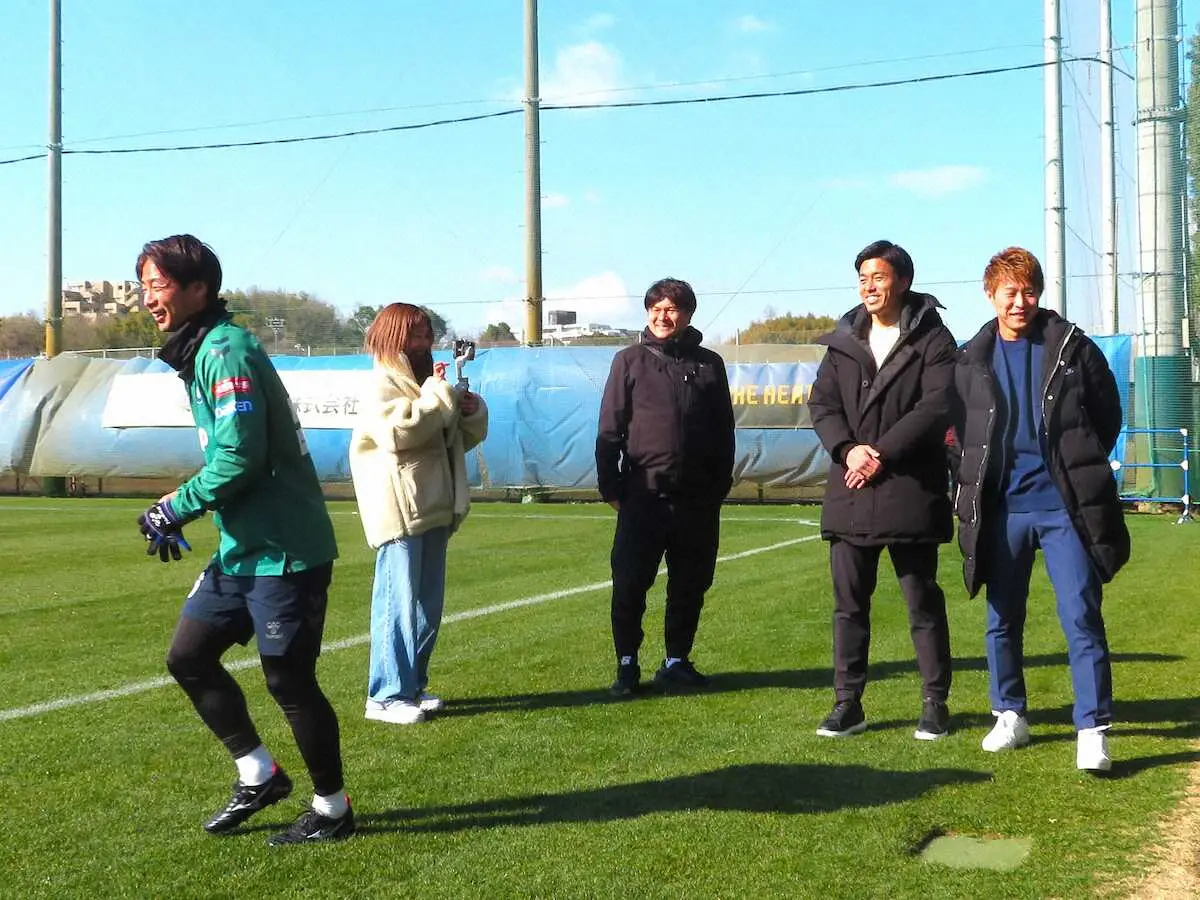 【画像・写真】C大阪レジェンドの柿谷氏と丸橋氏がG大阪を取材！？公開練習に現れる