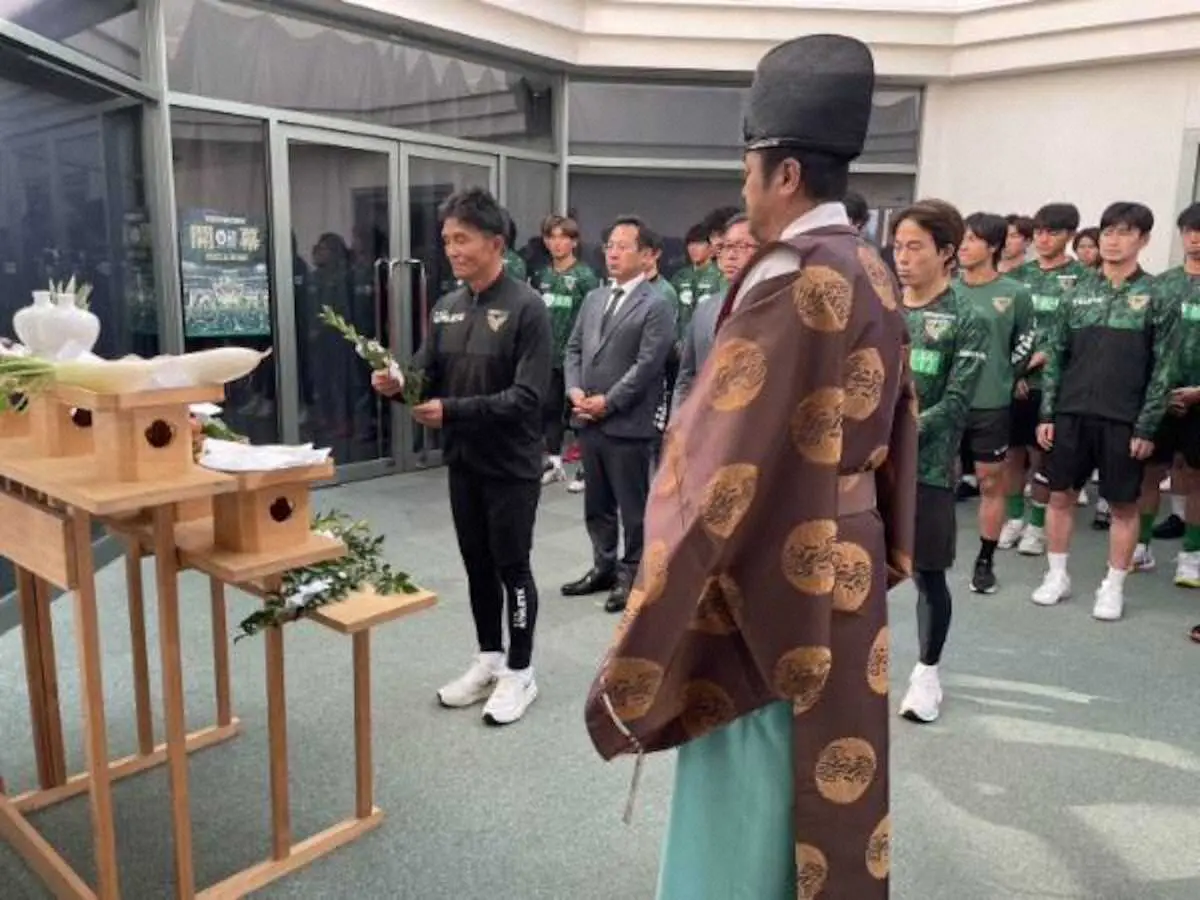 【画像・写真】東京Vが必勝祈願、城福監督は「油断している選手の指定席はなくなる」