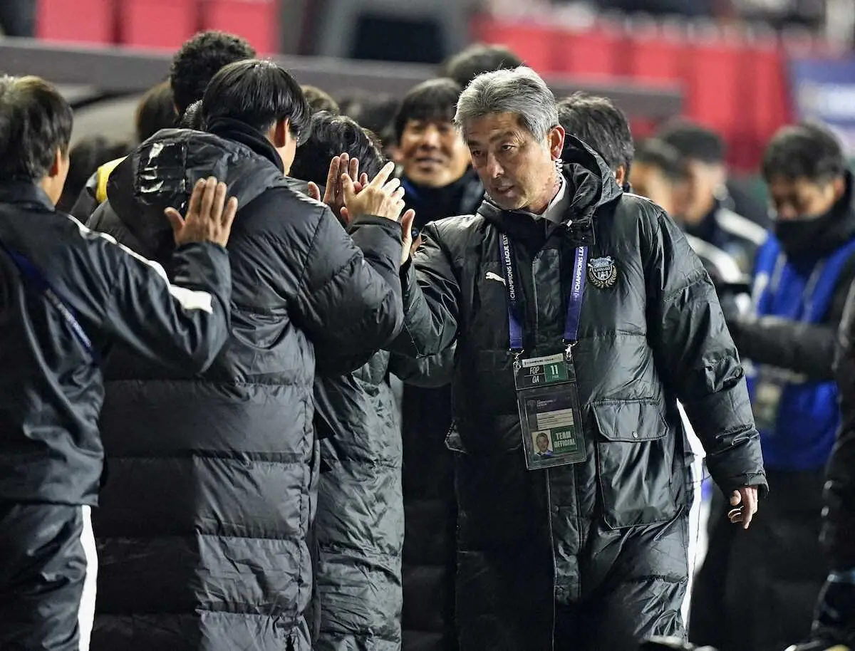 【画像・写真】浦項に快勝し、タッチを交わす川崎F・長谷部監督（右）