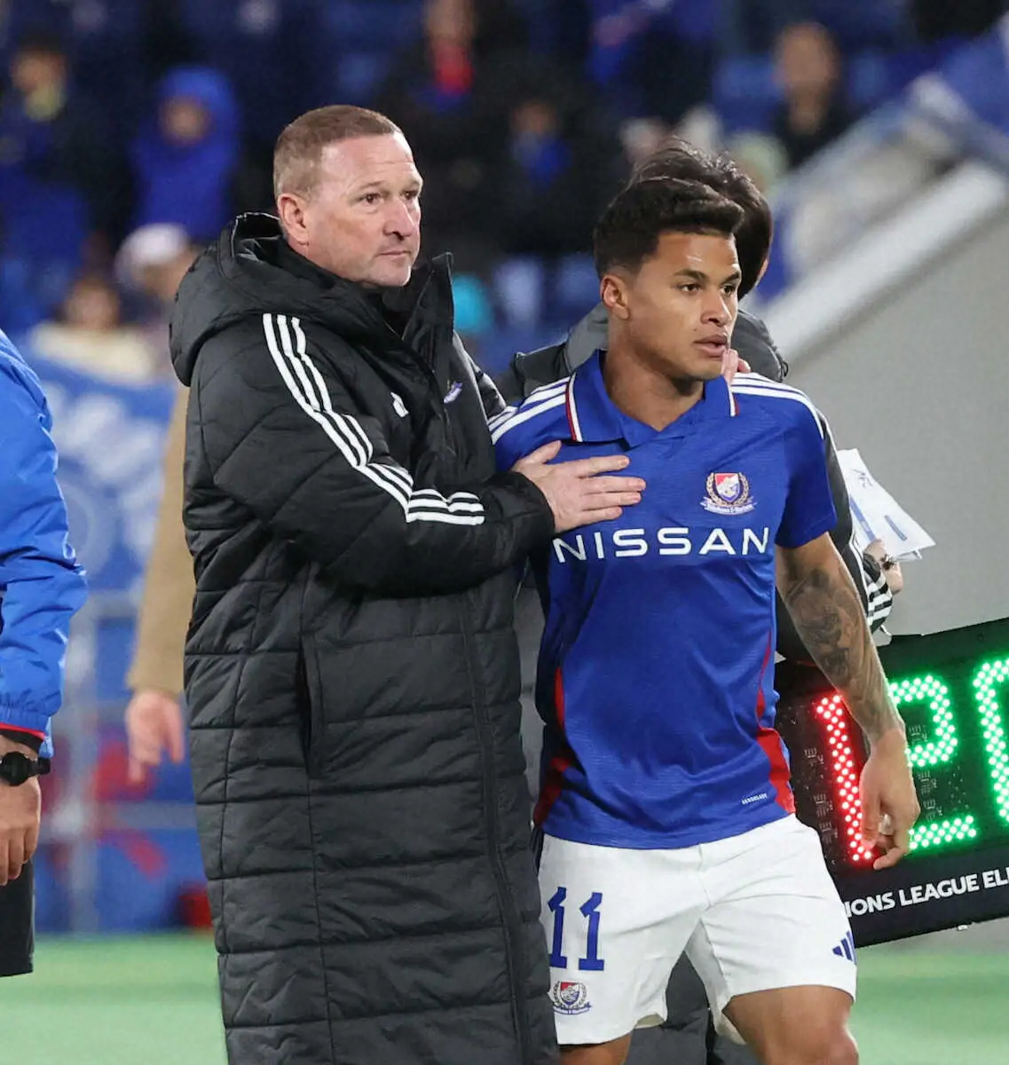 【画像・写真】＜ACLE　横浜M・上海申花＞後半、交代したマテウスを出迎える横浜M・ホランド監督（左）（撮影・西海健太郎）