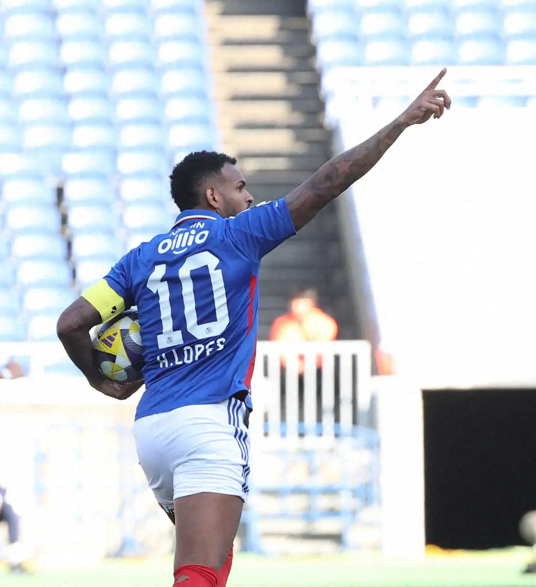 【画像・写真】後半、ゴールを決め喜ぶ横浜M・ロペス（撮影・西海健太郎）