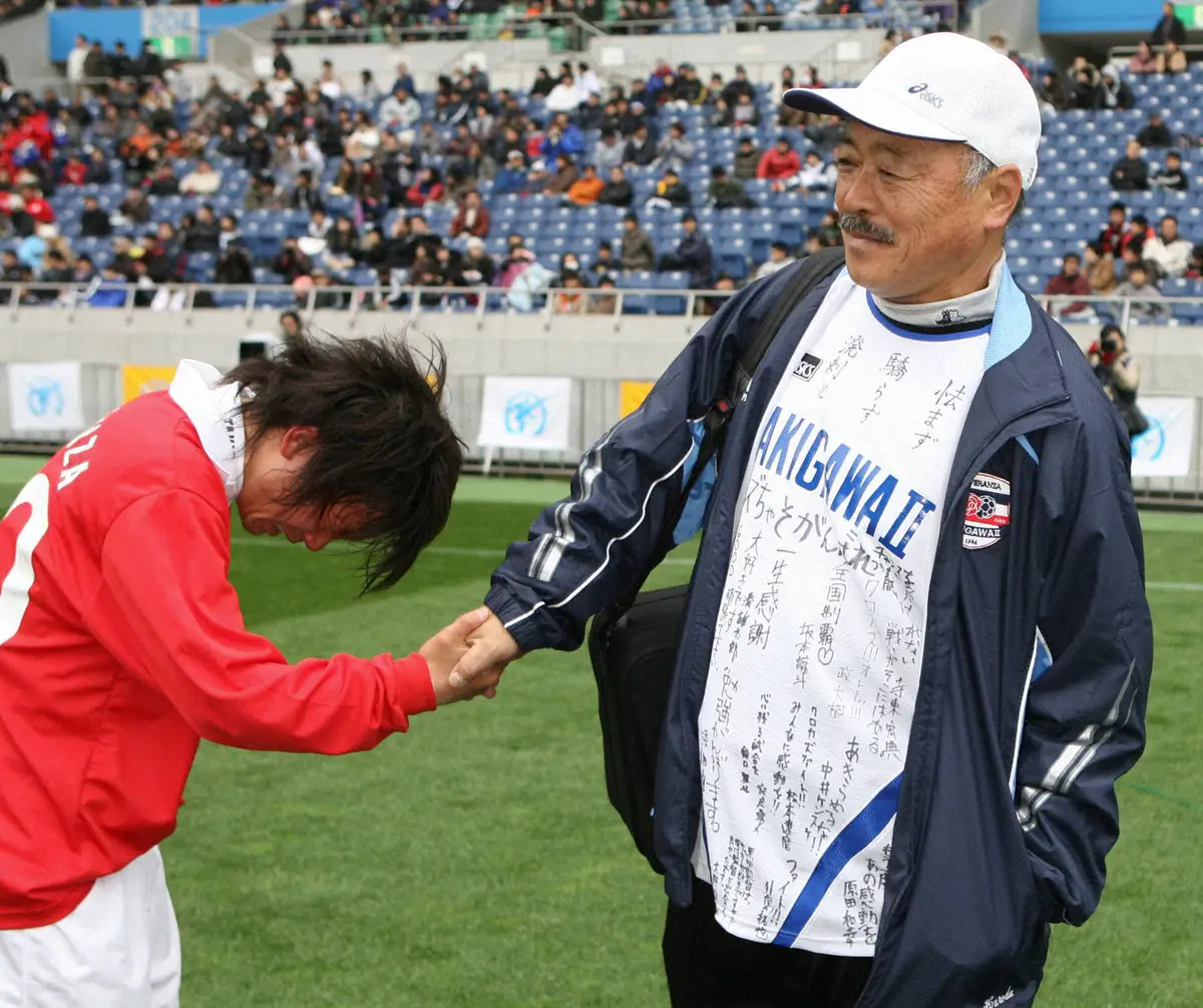 【画像・写真】07年の全国高校サッカーで泣きじゃくる選手と握手する滝川二の黒田和生監督（右）