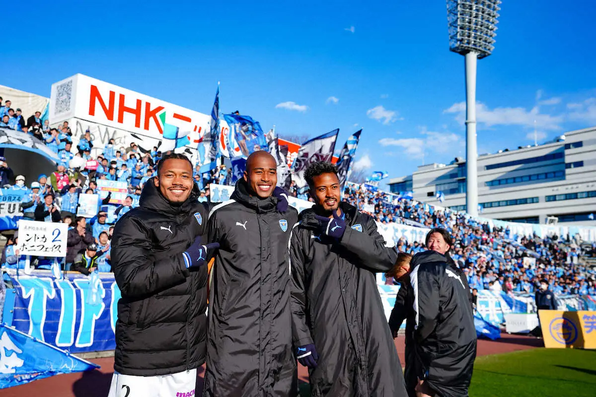 【画像・写真】＜横浜FC・岡山＞岡山に勝利しチームメートと笑顔を見せる桜川ソロモン（左から2人目）（撮影・会津　智海）