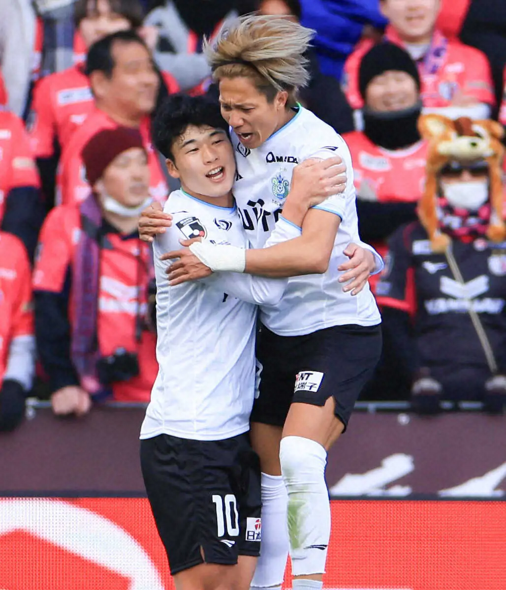 【画像・写真】＜C大阪・湘南＞前半、先制ゴールを決めた鈴木章（左）と抱き合って喜ぶ福田翔（撮影・中辻　颯太）