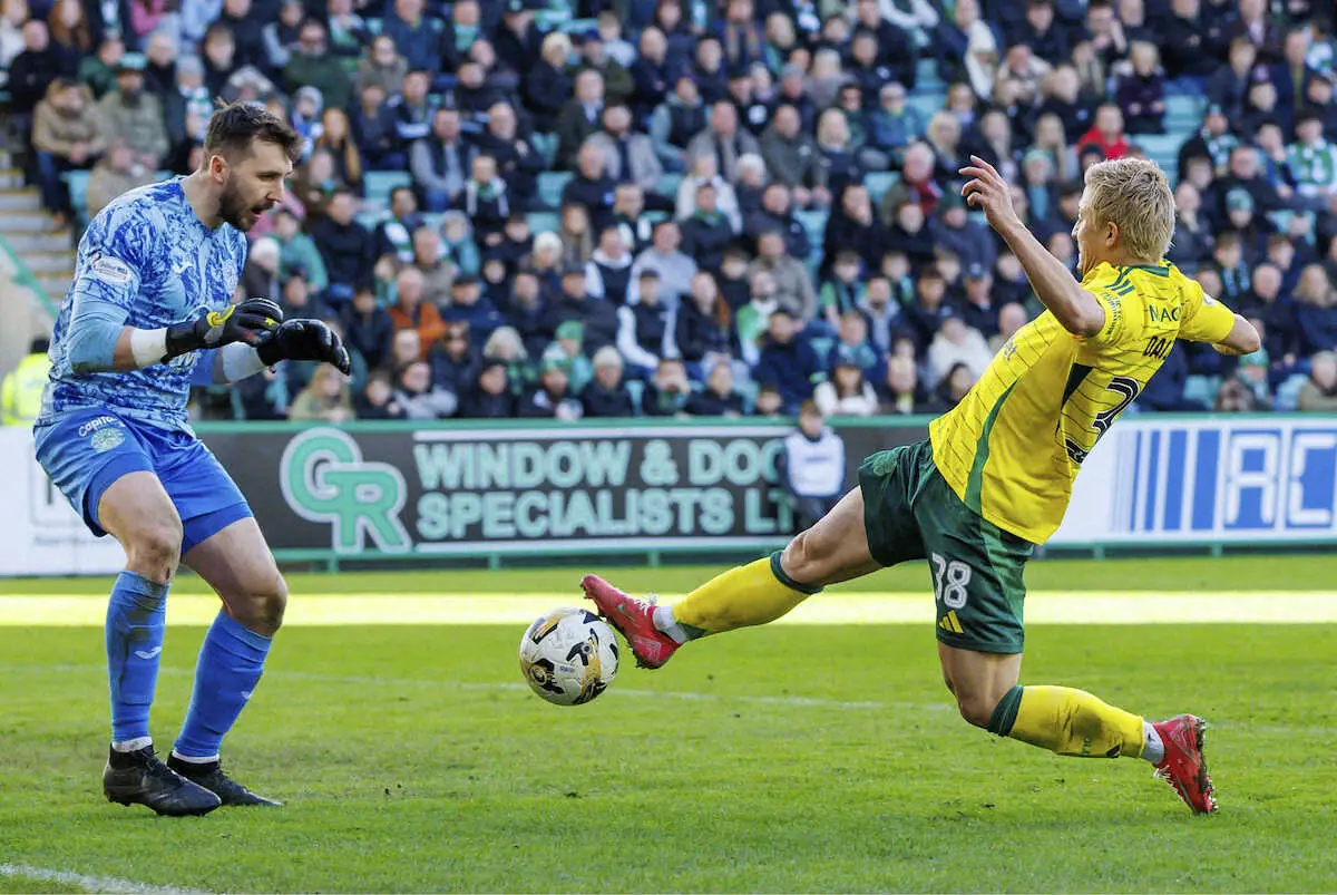 【画像・写真】ヒバーニアン戦の後半、ゴールを決めるセルティックの前田（右）