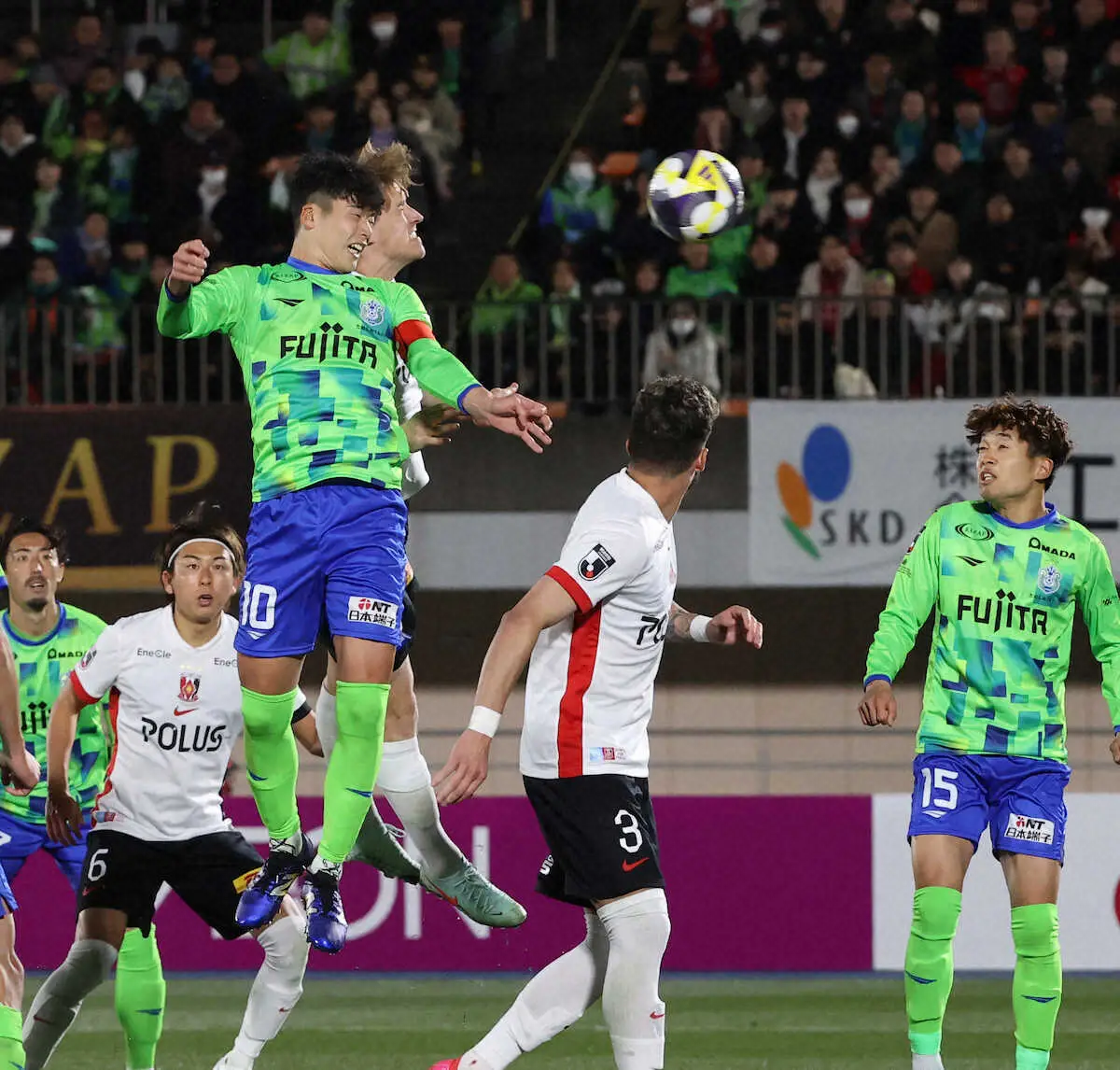 【画像・写真】＜湘南・浦和＞後半、ゴールを決める湘南・鈴木章（左から3人目、10番）