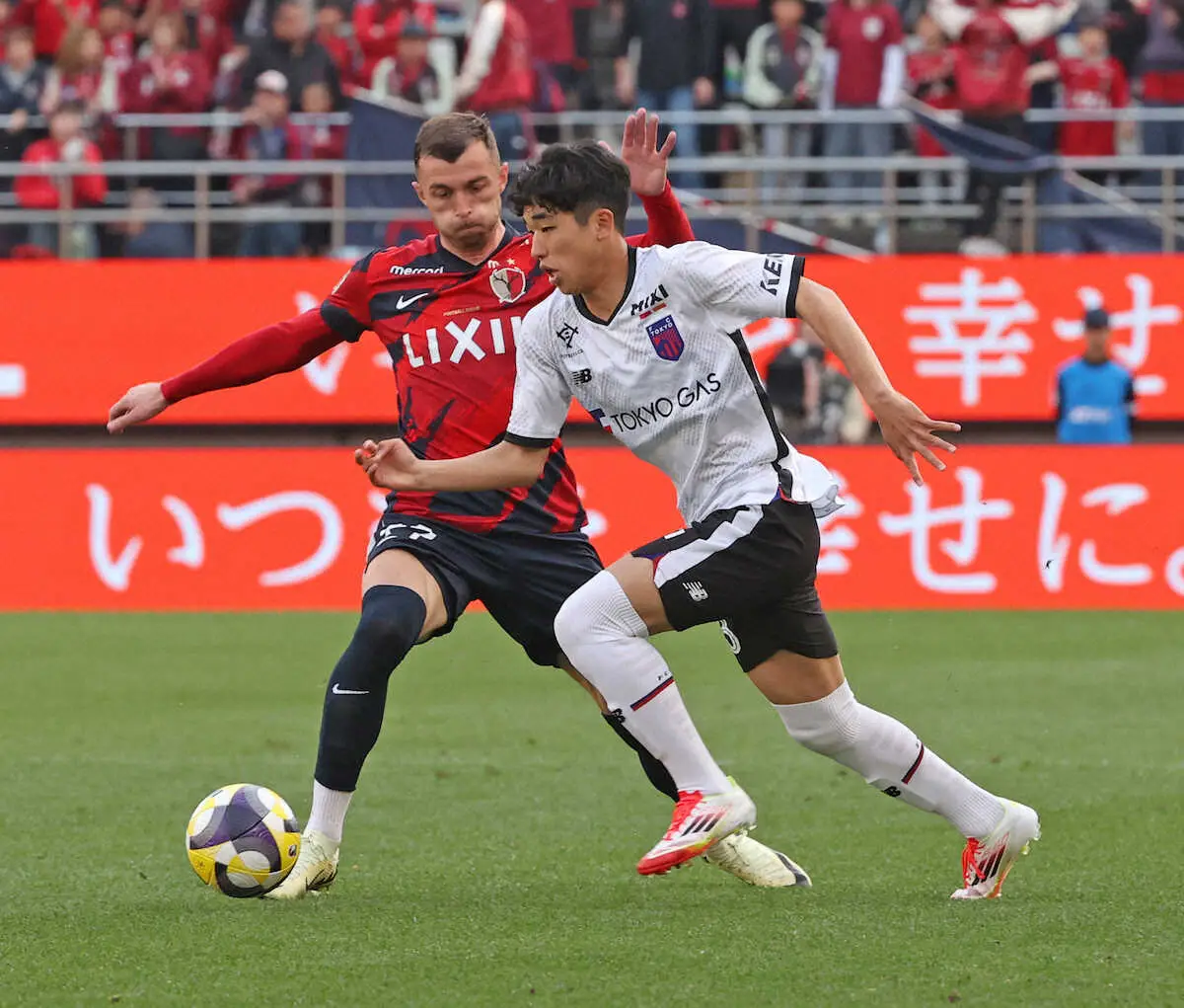 【画像・写真】＜鹿島・FC東京＞後半、ドリブルで突破を試みるFC東京・北原（右）（撮影・西海健太郎）