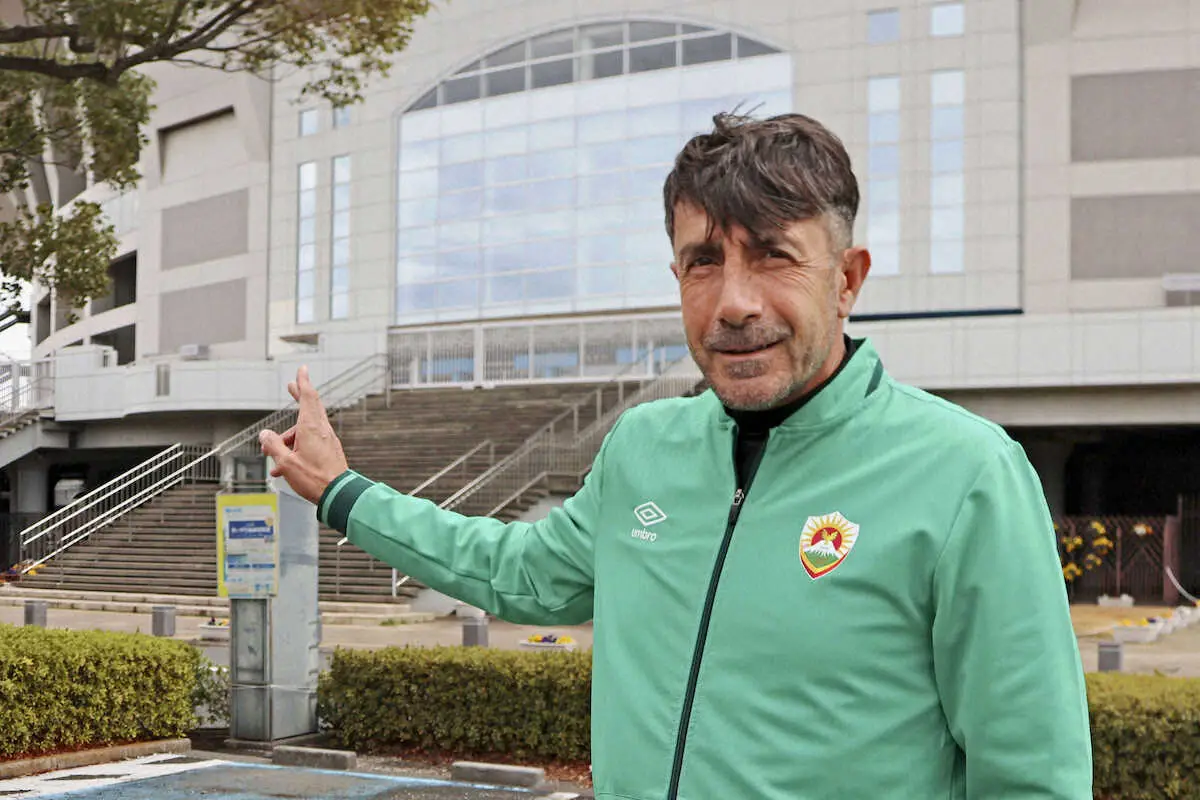 【画像・写真】　浦和レッズとの協議後、取材に応じる「FCクルド」のメティン監督＝6日午前、さいたま市