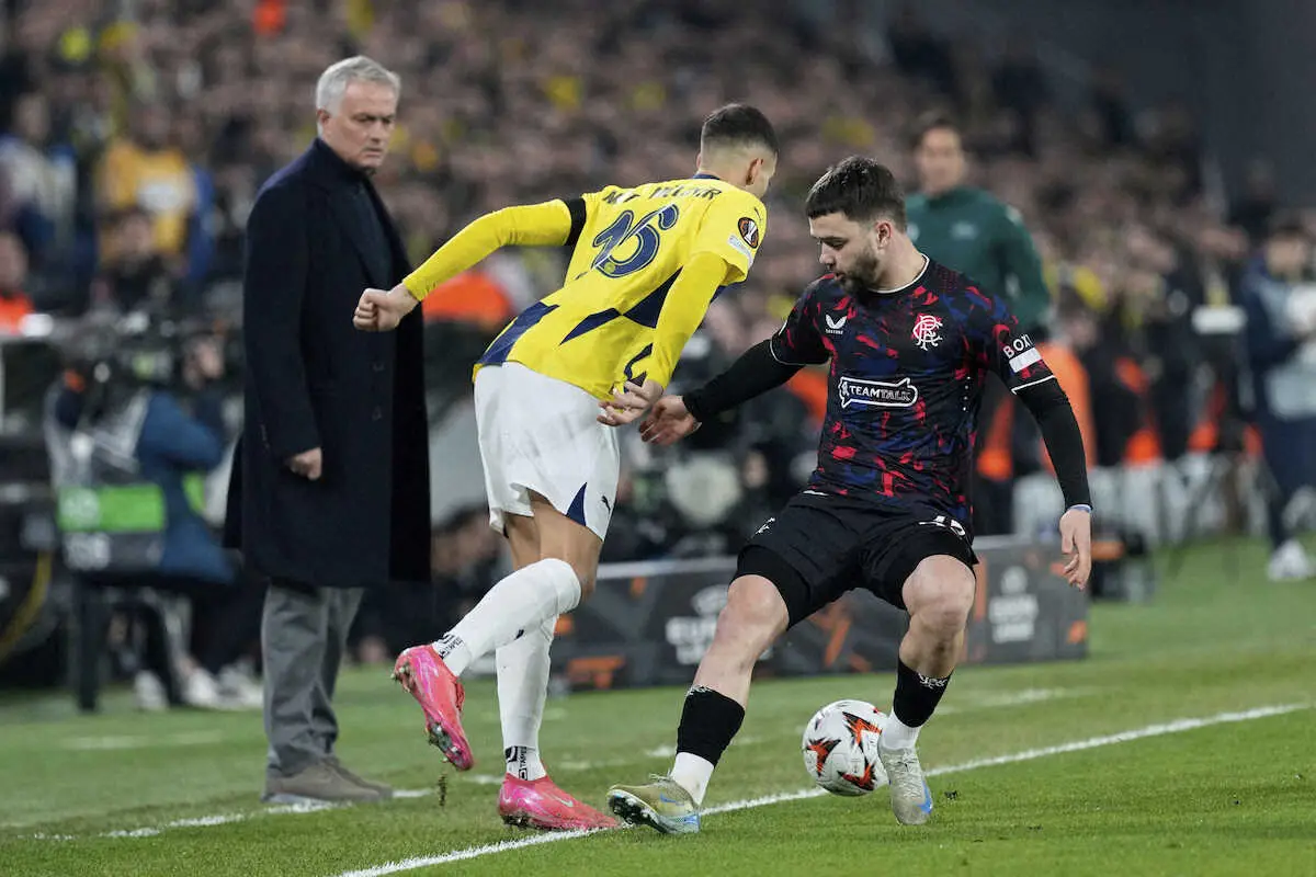 【画像・写真】＜フェネルバフチェ×レンジャーズ＞指揮を執るフェネルバフチェのモウリーニョ監督（左）（AP）