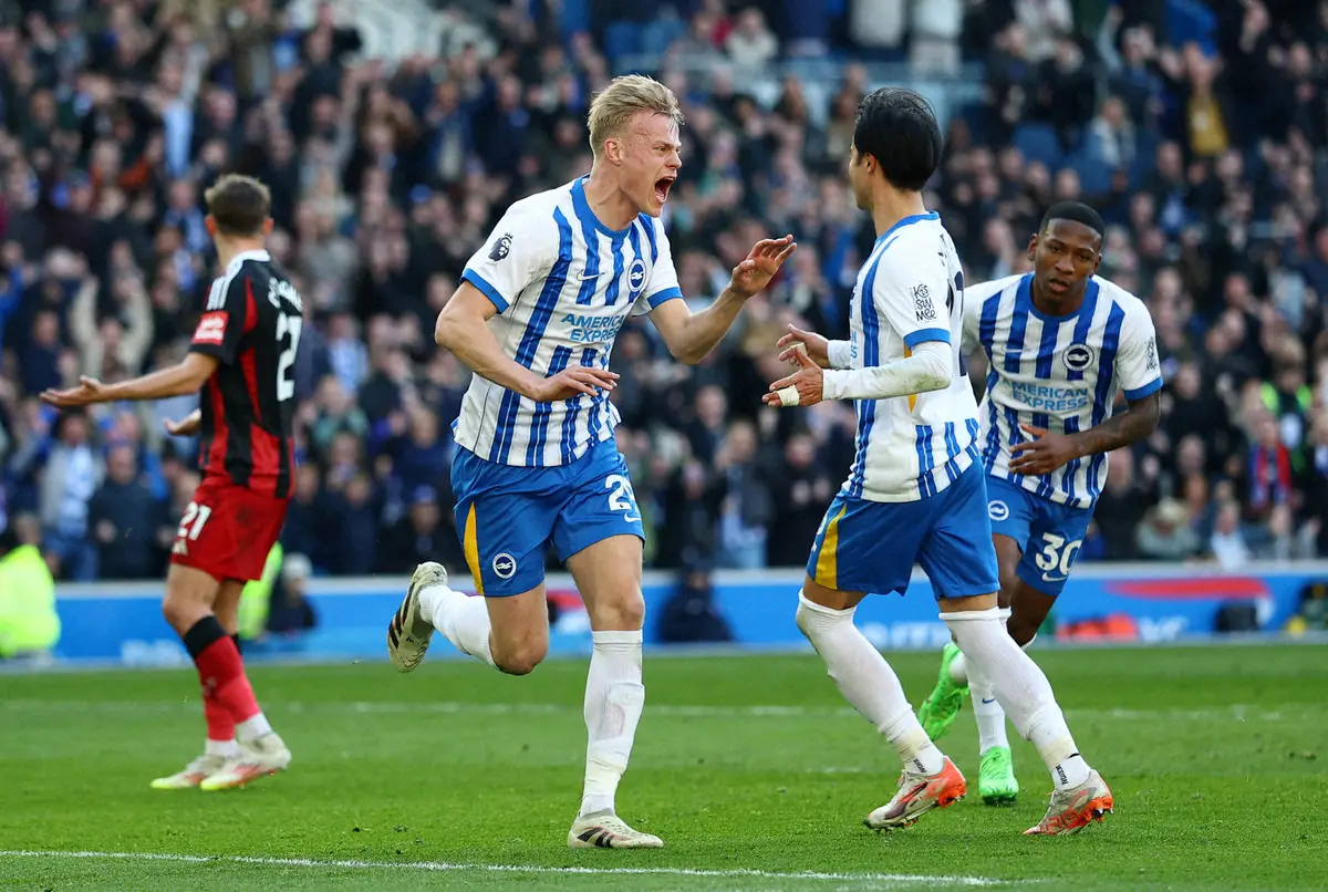 【画像・写真】フラム戦の前半、同点ゴールを決め喜ぶブライトンDFファンヘッケ（中央左）（ロイター）