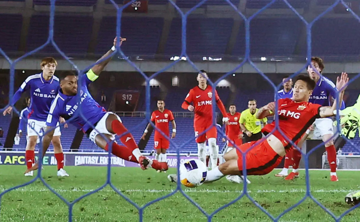 【画像・写真】＜ACLE　横浜M・上海海港＞後半、自身2得点目となるゴールを決める横浜M・アンデルソン・ロペス（左から2人目）（撮影・西海健太郎）