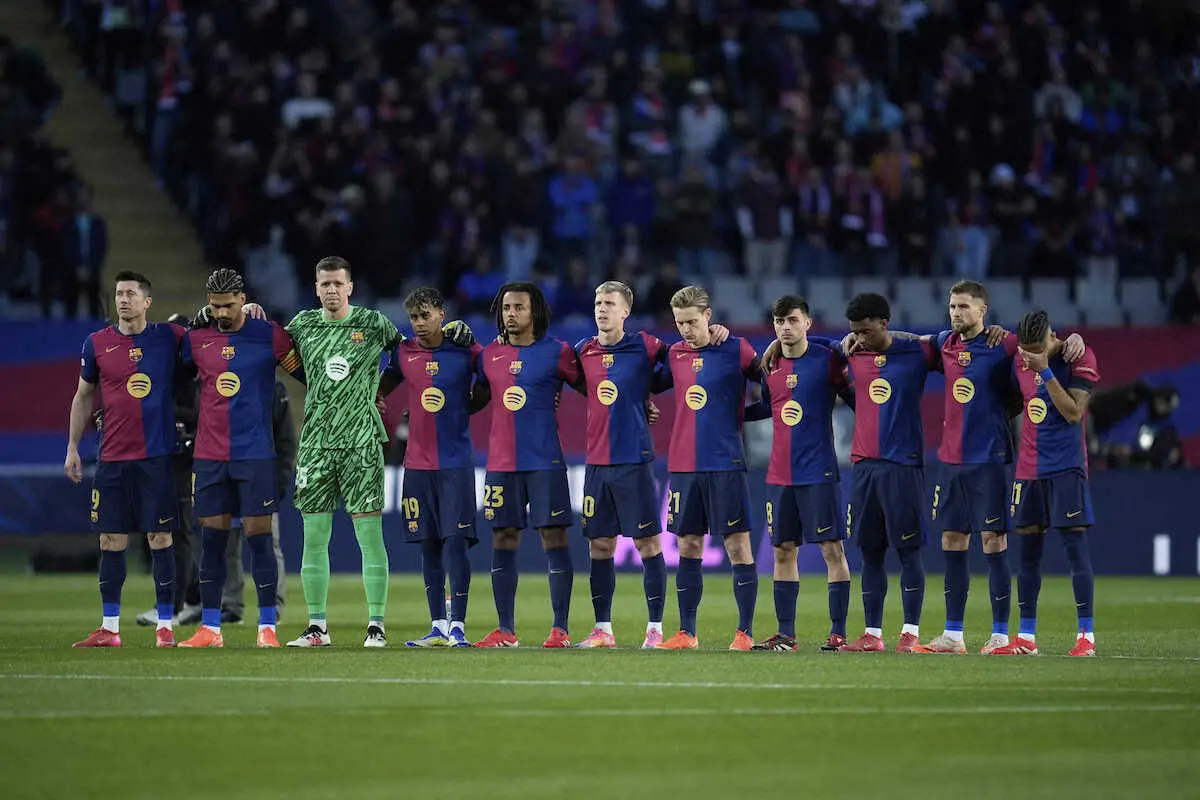 【画像・写真】＜バルセロナ×ベンフィカ＞8日に急死したチームドクター、カルレス・ミニャロ氏に黙とうをささげるバルセロナイレブン（AP）