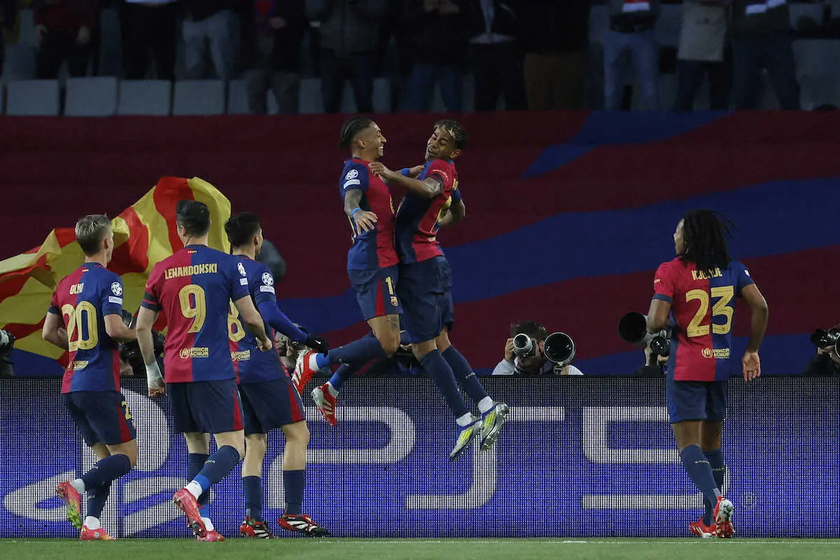 【画像・写真】＜バルセロナ×ベンフィカ＞前半、先制ゴールを喜ぶバルセロナのラフィーニャ（右）とヤマル（AP）