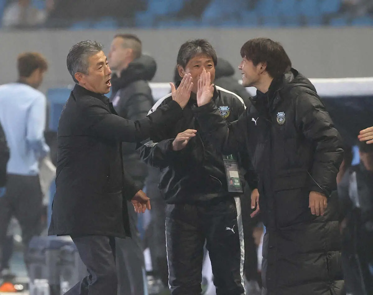 【画像・写真】＜ACLE　川崎F・上海申花＞試合に勝利しハイタッチする川崎F・長谷部監督（左）（撮影・西海健太郎）
