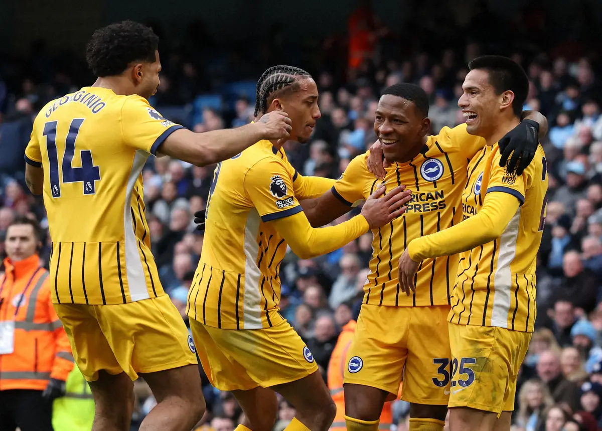 【画像・写真】マンチェスターC戦の前半、フリーキックから同点ゴールを決めたエストゥピニャン（右から2人目）はブライトンイレブンから祝福を受ける（ロイター）