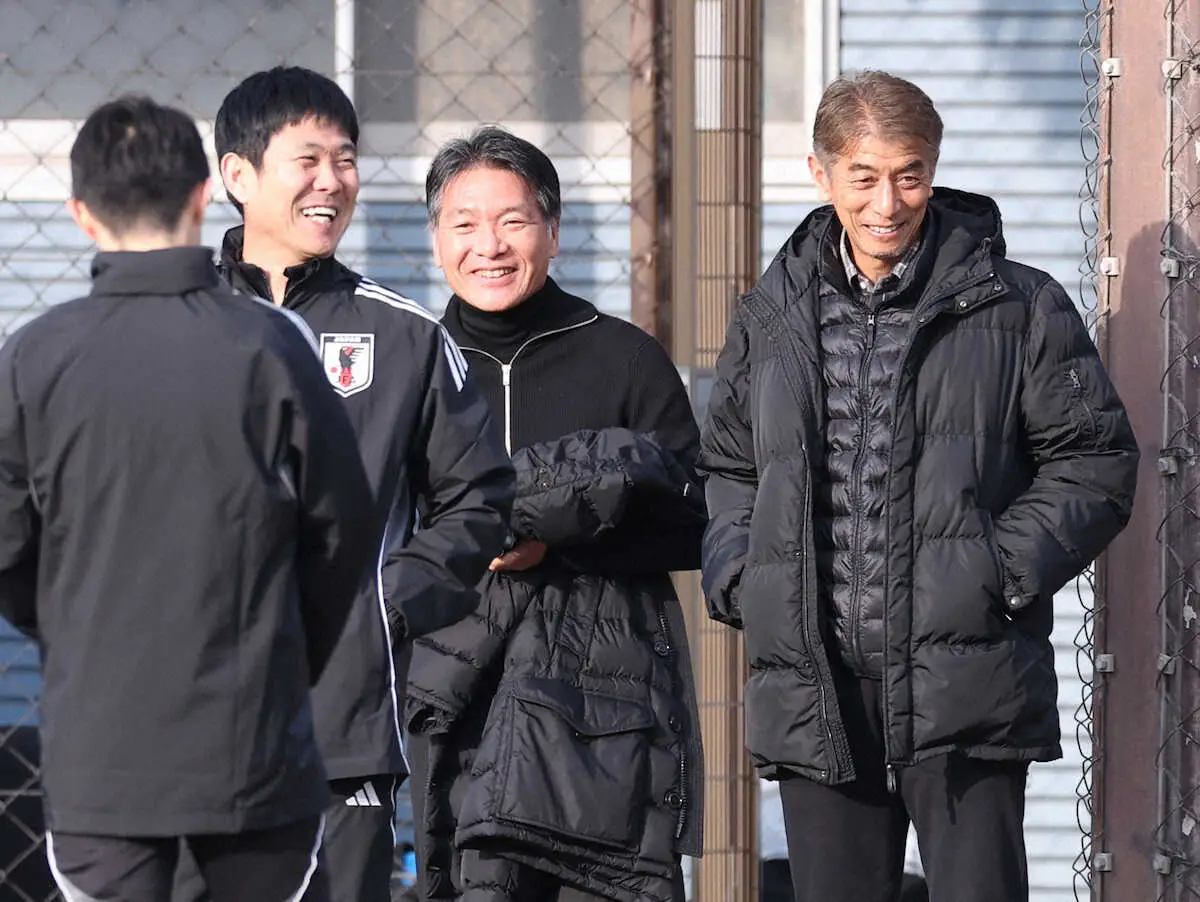 【画像・写真】＜サッカー日本代表練習＞笑顔の（右から）井原正巳氏、横内昭展氏、森保監督（撮影・西海健太郎）