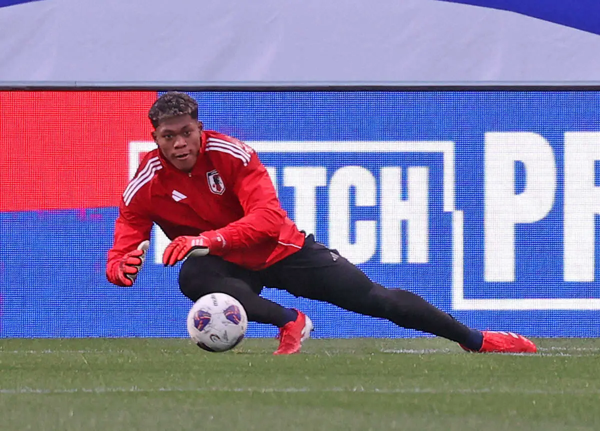 【画像・写真】＜サッカー日本代表練習＞練習に臨む鈴木（撮影・西海健太郎）