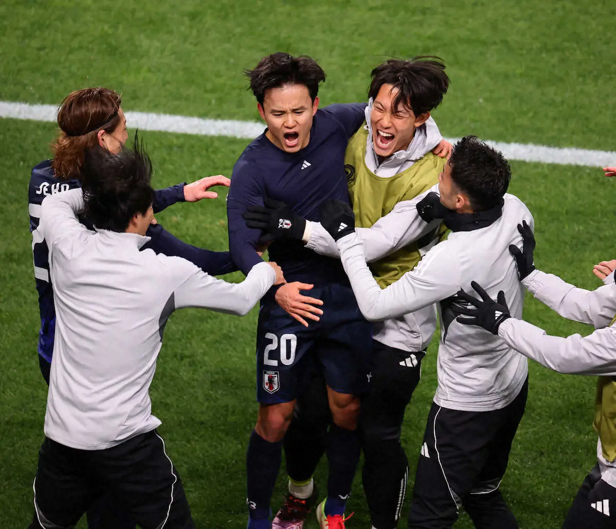 【画像・写真】＜W杯アジア最終予選　日本・バーレーン＞　後半、ゴールを決め日本代表イレブンと喜ぶ久保（中央左）（撮影・白鳥　佳樹）