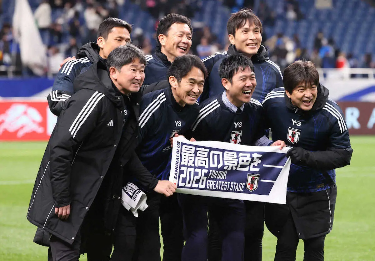 【画像・写真】＜W杯アジア最終予選　日本・バーレーン＞コーチ陣とともに笑顔の森保監督（前列右から2人目）（撮影・小海途　良幹）
