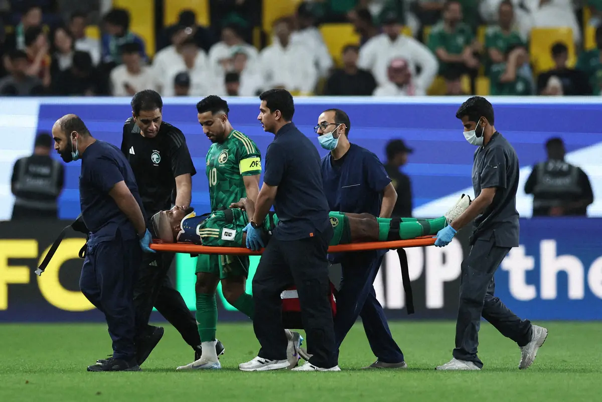 【画像・写真】中国代表FWが一発退場…W杯予選で相手を負傷交代させた“カンフーキック”にネット騒然「危険すぎる」