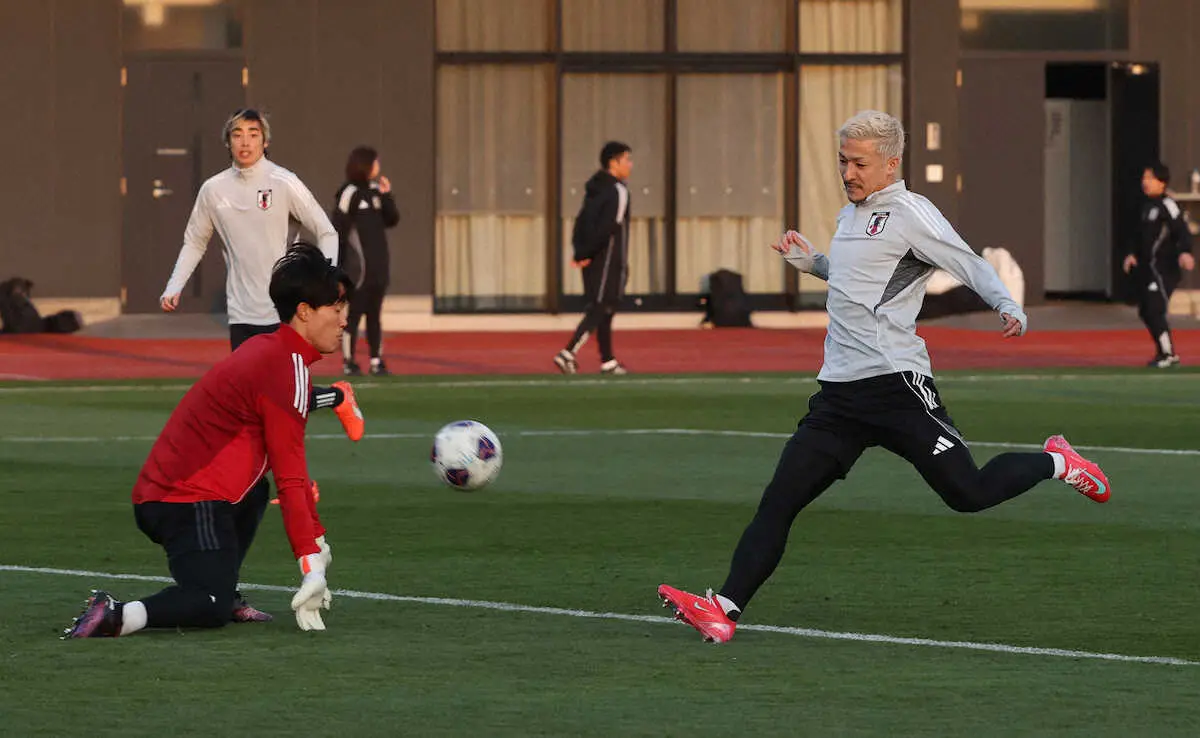 【画像・写真】＜サッカー日本代表練習＞シュートを放つ前田（右）（撮影・西海健太郎）