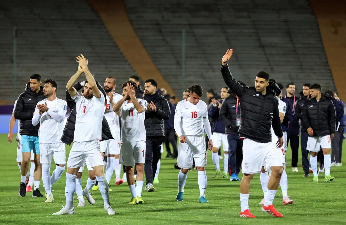 【画像・写真】＜W杯アジア最終予選＞UAEに勝利し、サポーターの声援に応えるFWタレミ（右手前）らイラン代表イレブン（ロイター）