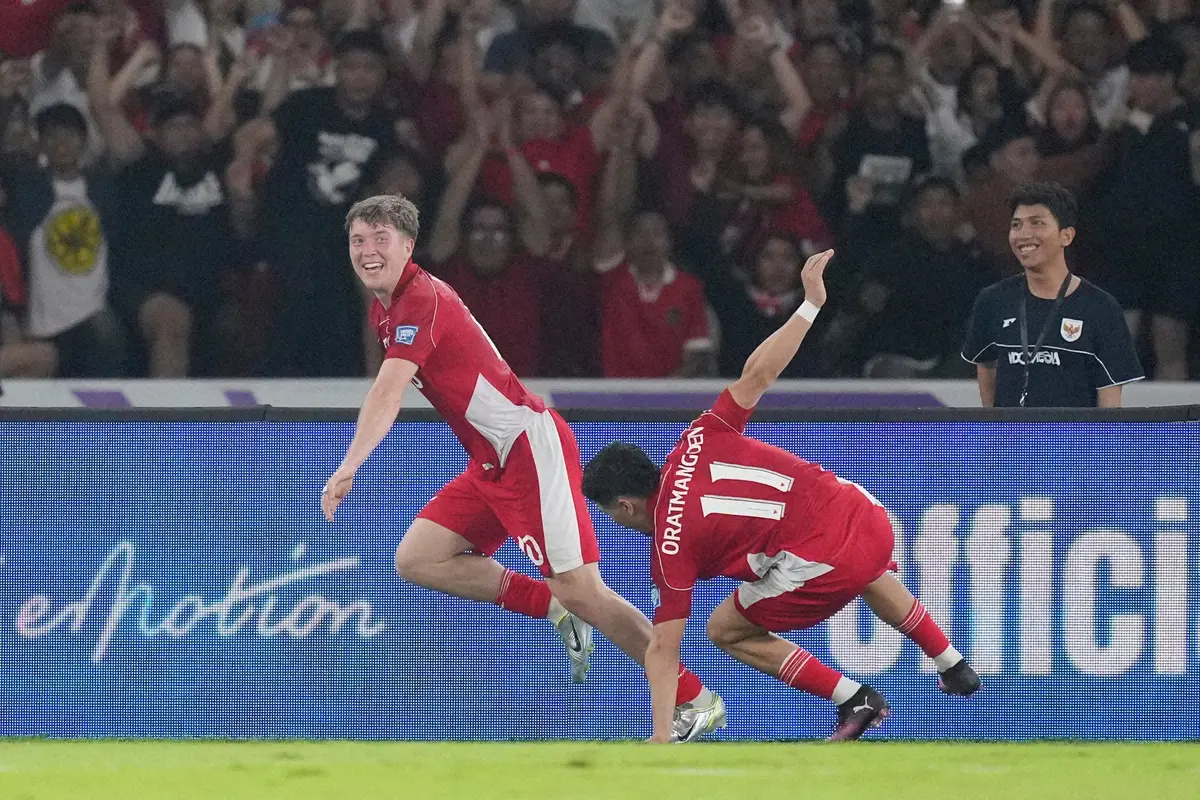 【画像・写真】＜W杯アジア最終予選＞バーレーン戦の前半、先制ゴールを決め喜ぶインドネシア代表FWロメニー（左）（AP）