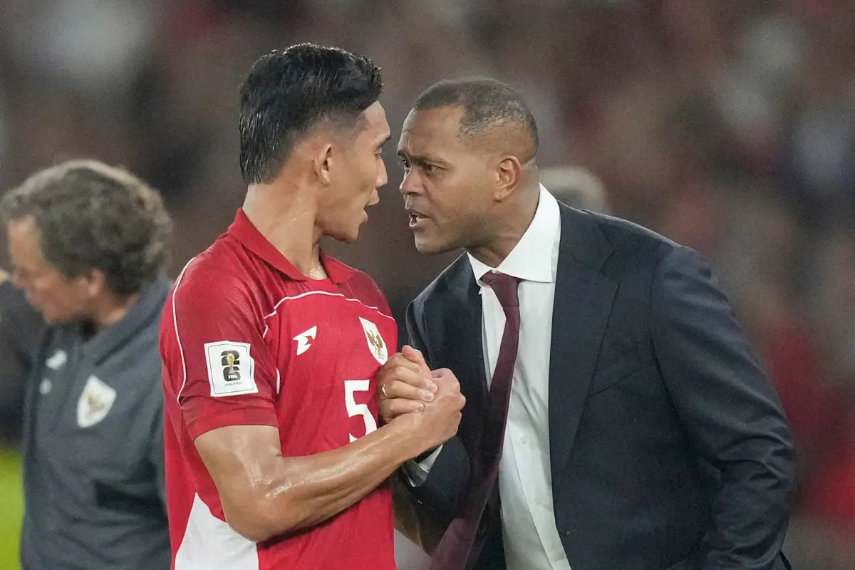 【画像・写真】＜W杯アジア最終予選＞バーレーン戦で選手とガッチリ握手を交わすインドネシア代表クライファート監督（右）（AP）