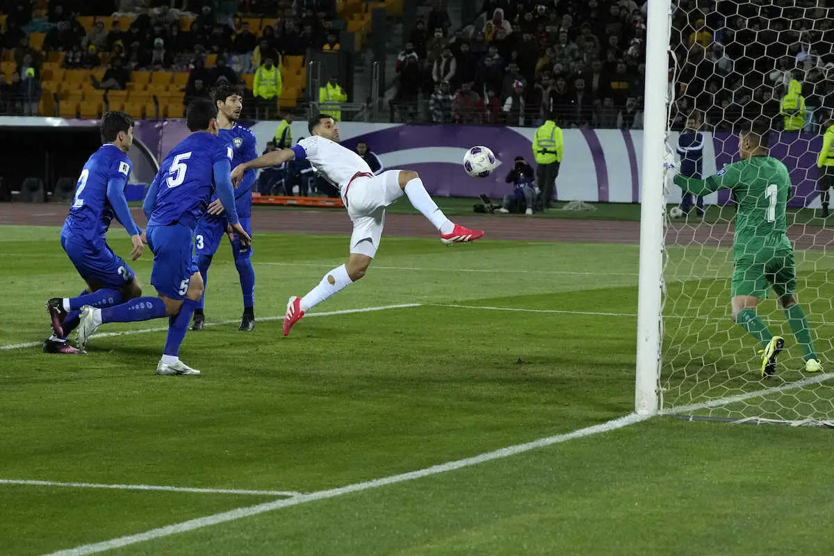 【画像・写真】＜W杯アジア最終予選＞ウズベキスタン戦の後半、同点ゴールを決めたイラン代表FWタレミ（中央）（AP）