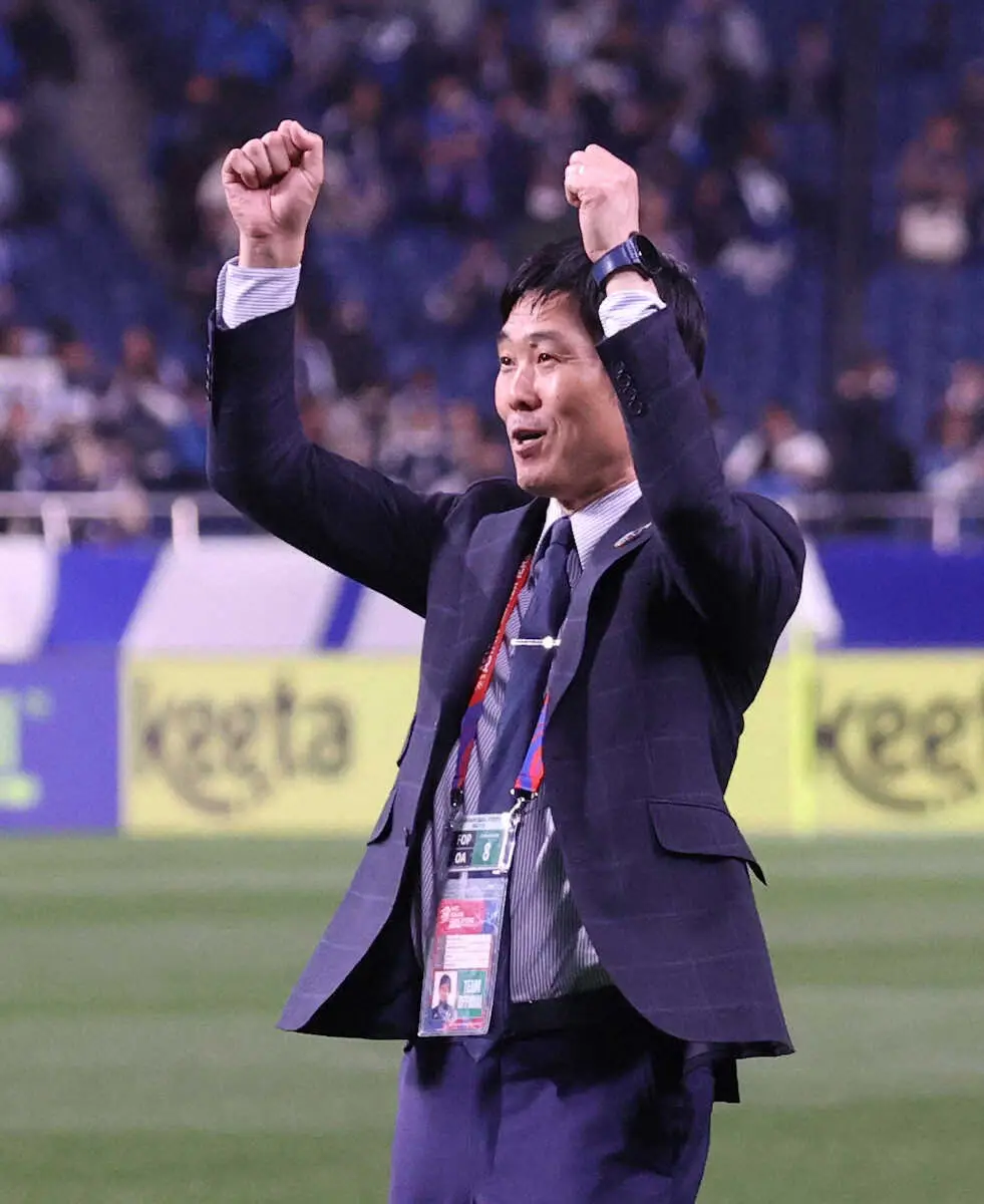 【画像・写真】サポーターの声援にこたえる森保監督（撮影・西海健太郎）