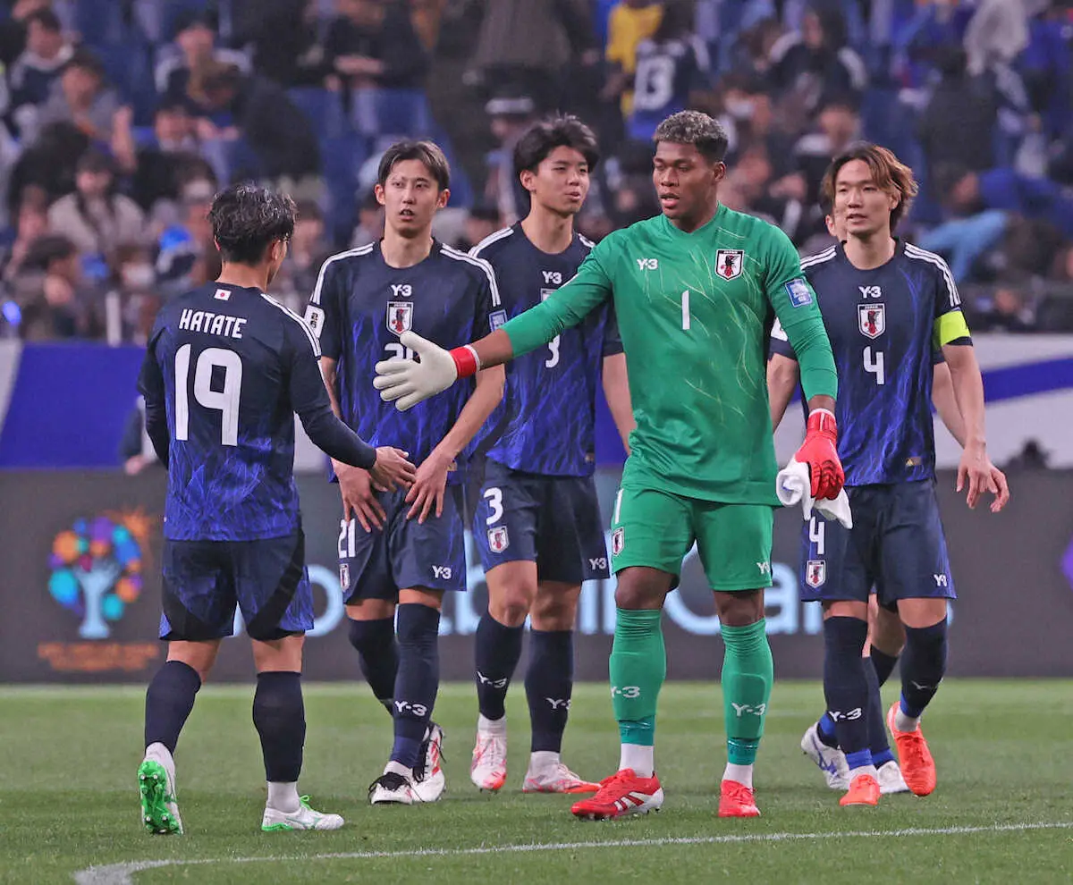 【画像・写真】W杯アジア最終予選＜日本・サウジアラビア＞試合を終えた（右から）板倉、鈴木、高井ら（撮影・西海健太郎）