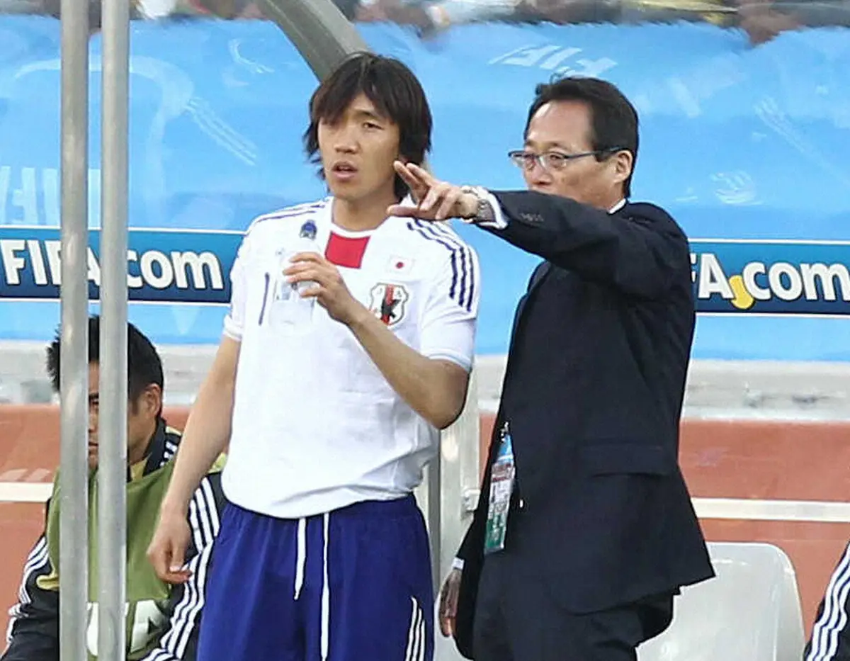 【画像・写真】10年W杯のオランダ戦で途中出場の準備をする中村（左）