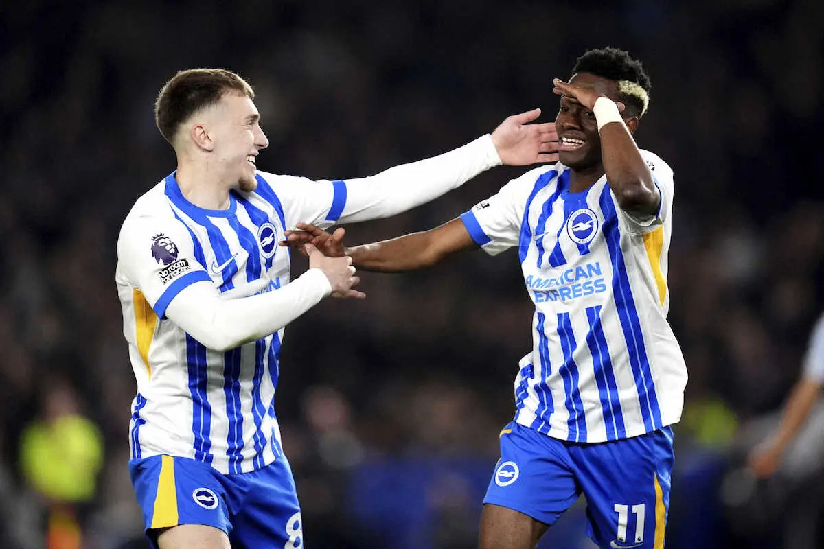 【画像・写真】アストンビラ戦の後半、“同点ゴール”に喜ぶブライトンFWアディングラ（右）だったが…VAR判定により得点は取り消しとなった（AP）