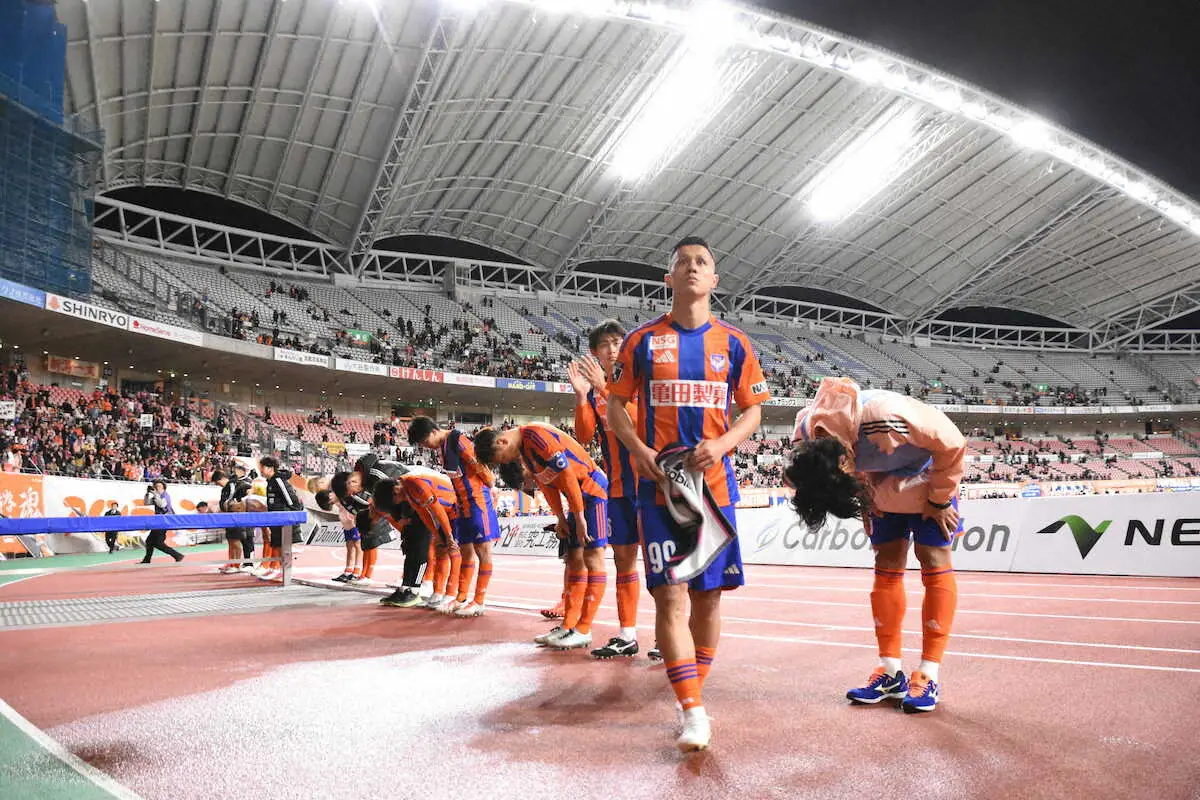【画像・写真】＜新潟・福岡＞試合後、サポーターにあいさつをして引き上げる新潟の選手たち